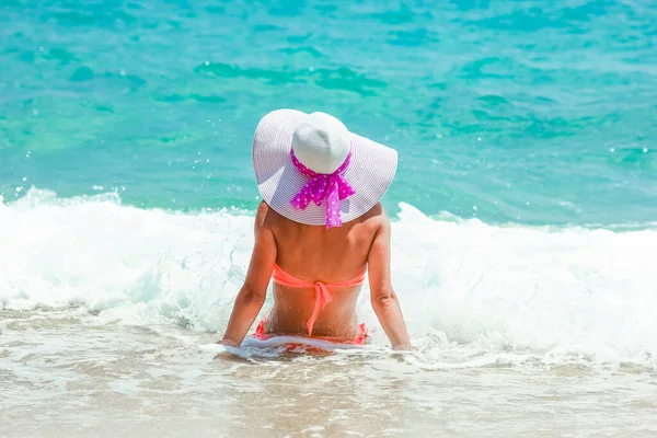 旅行休暇で海の岸に幸せな女の子 — ストック写真