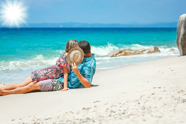 週末の海辺の休暇旅行で幸せなカップル — ストック写真