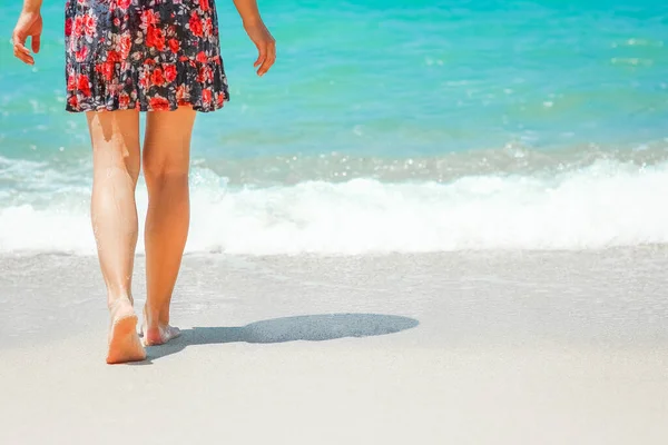 自然旅行の休暇の背景にある海岸による足と足跡 — ストック写真