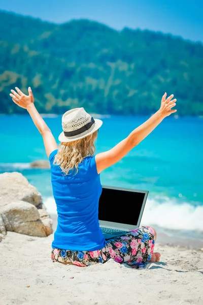 Happy Man Girl Laptop Seaside Weekend Travel — Fotografia de Stock