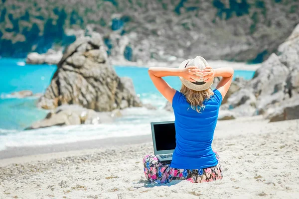 stock image Happy man girl with laptop near the seaside weekend travel