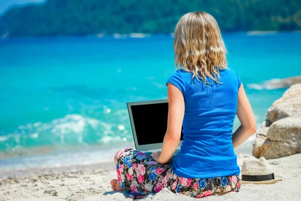 Happy Man Girl Laptop Seaside Weekend Travel — Φωτογραφία Αρχείου