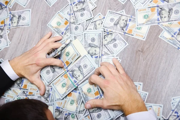 Dollar Händerna Affärsman Kille För Resa Till Resten Butikerna — Stockfoto