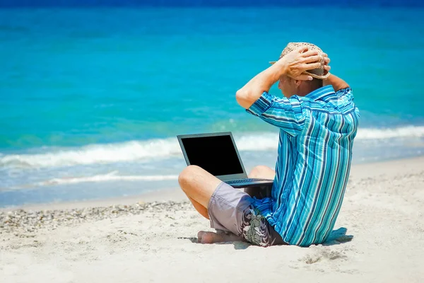 Happy Man Guy Laptop Seashore Weekend Travel — 스톡 사진