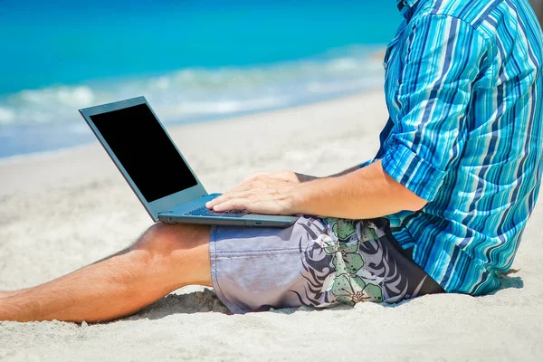 Happy Man Guy Laptop Seashore Weekend Travel — Foto Stock