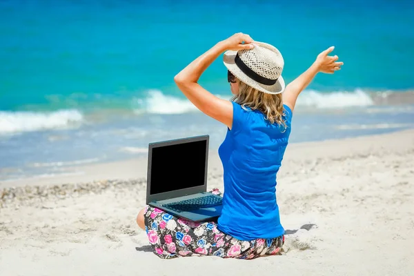 Happy Man Girl Laptop Seaside Weekend Travel — Φωτογραφία Αρχείου