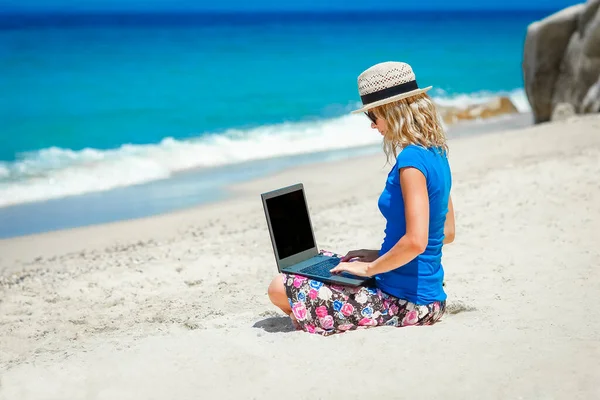 Happy Man Girl Laptop Seaside Weekend Travel — Fotografia de Stock