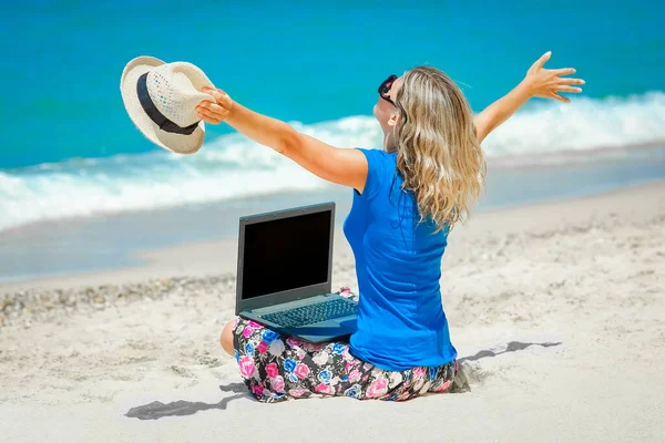 Happy Man Girl Laptop Seaside Weekend Travel — Stockfoto