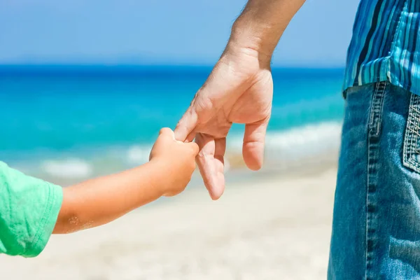 Χέρια Ενός Ευτυχισμένου Γονέα Και Παιδιού Στην Παραλία Ένα Ταξίδι — Φωτογραφία Αρχείου