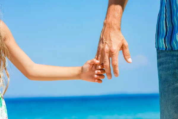 Hände Eines Glücklichen Elternteils Und Eines Kindes Strand Auf Einer — Stockfoto