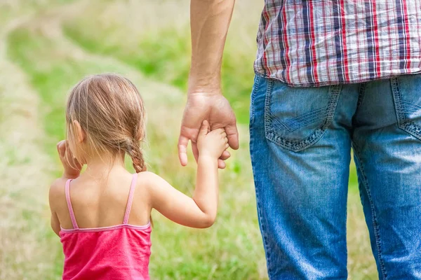Glückliche Kinder Und Eltern Der Natur Familienkonzept Des Parks — Stockfoto