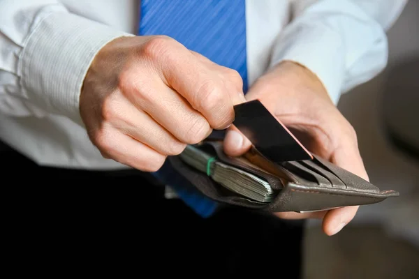 Dinheiro Com Cartão Crédito Nas Mãos Homem Negócios Uma Crise — Fotografia de Stock
