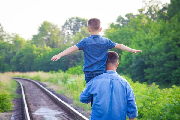 Happy Child Shoulders Parent Nature Way Travel —  Fotos de Stock