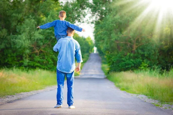Glückliches Kind Auf Den Schultern Eines Elternteils Der Natur Auf — Stockfoto
