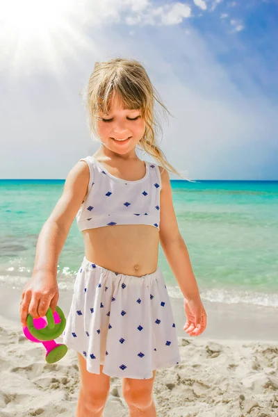 Χαρούμενο Παιδί Στην Παραλία Στη Φύση Της Κύπρου — Φωτογραφία Αρχείου