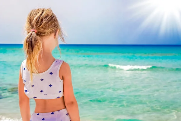 塞浦路斯性质的海滩上快乐的孩子 — 图库照片