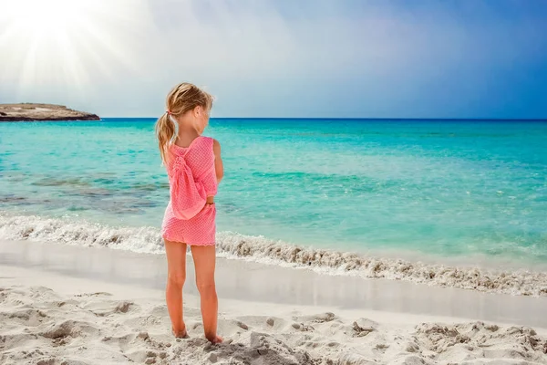 キプロスの自然のビーチで幸せな子供 — ストック写真