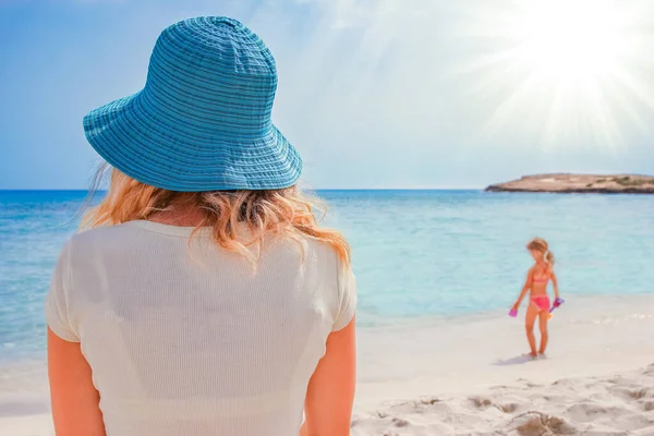 Glückliche Eltern Mit Kind Spielen Meer Der Natur Zyperns — Stockfoto
