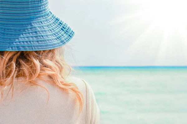 在海滨 一个戴着帽子的快乐的女孩在谈论塞浦路斯的本质 — 图库照片