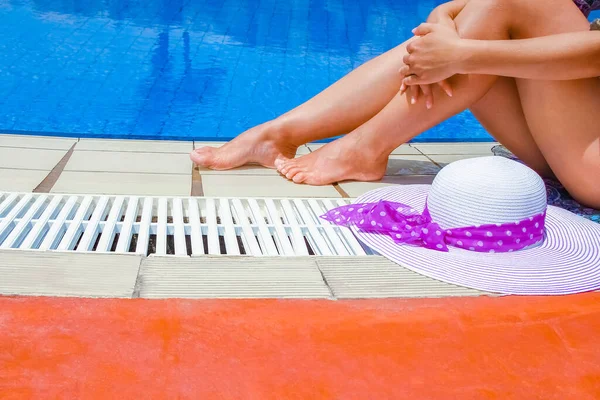 Krásné Nohy Dívky Blízkosti Bazénu Mořském Pozadí — Stock fotografie