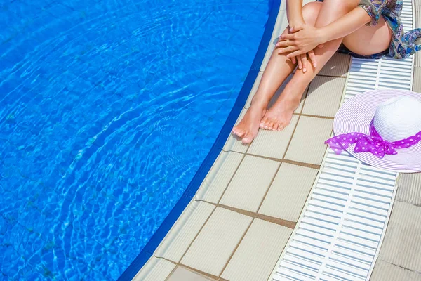 Красиві Ноги Дівчини Біля Басейну Морському Фоні — стокове фото