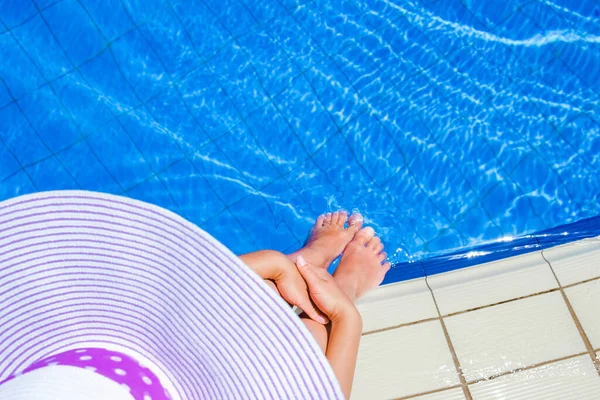 Krásné Nohy Dívky Blízkosti Bazénu Mořském Pozadí — Stock fotografie