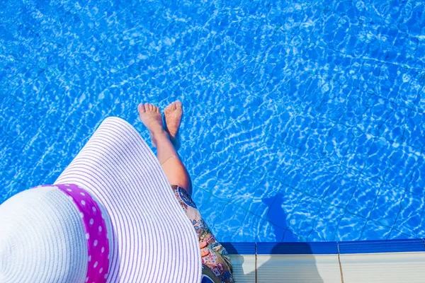 Mooie Benen Van Een Meisje Buurt Van Een Zwembad Zee — Stockfoto