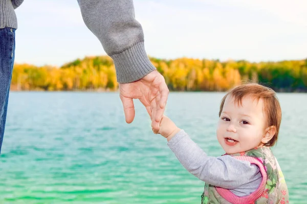 Schöne Hände Von Eltern Und Kind Meer — Stockfoto