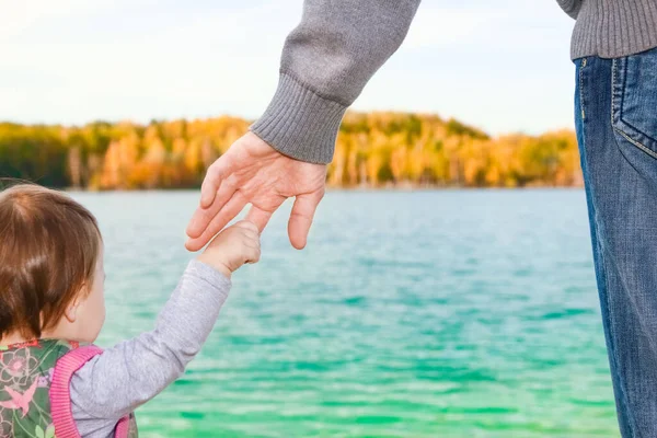 Krásné Ruce Rodiče Dítěte Moře — Stock fotografie