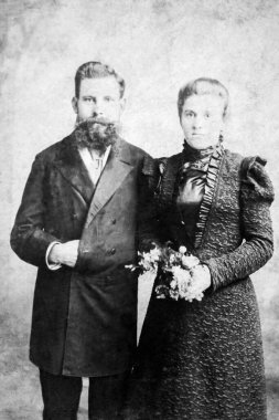 Birbirine aşık olmayan genç bir çiftin eski bir fotoğrafı. 