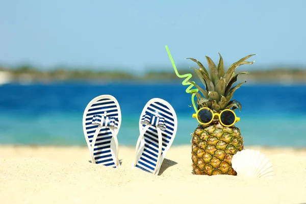 海边的菠萝 带着运动鞋 带着海岸的自然背景 — 图库照片