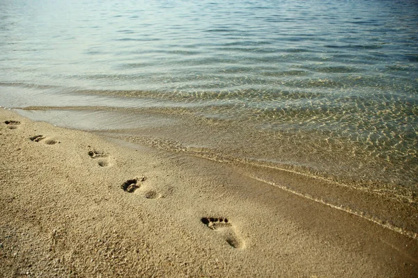 속에서 휴가를 보내는 해변의 발자국 — 스톡 사진