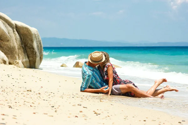 Happy Couple Seaside Vacation Travel Weekend —  Fotos de Stock