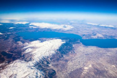 Güzel bir uçağın arka planından güzel bir toprak ve deniz