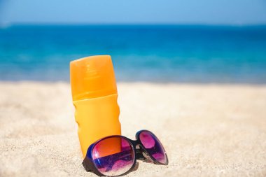 Sahilde kremalı şık bir şapka.