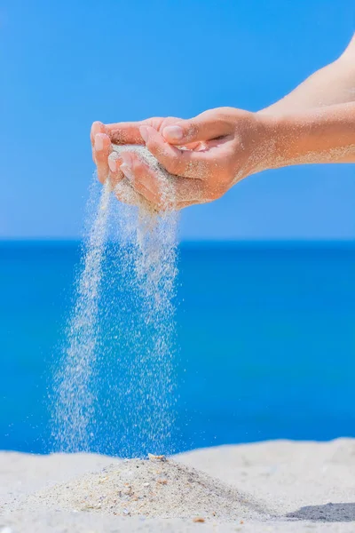 Mãos Despeje Areia Mar Natureza Uma Viagem Férias Areia Mar — Fotografia de Stock