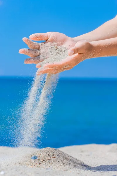 Руки Посыпают Песком Моря — стоковое фото
