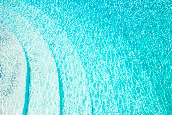 Doğa Denizinin Arka Planında Yüzme Havuzunda Güzel Bir Merdiven Basamağı — Stok fotoğraf