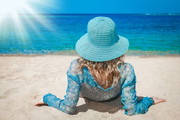 Κομψό Όμορφο Κορίτσι Καπέλο Στο Φόντο Παραλία — Φωτογραφία Αρχείου