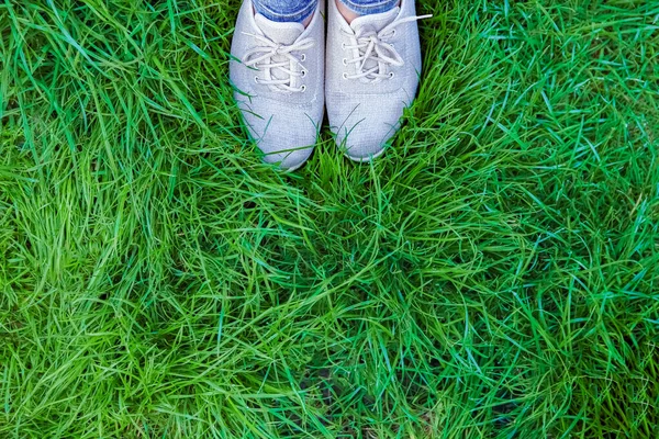 Красивые Ноги Траве Парке Природе — стоковое фото