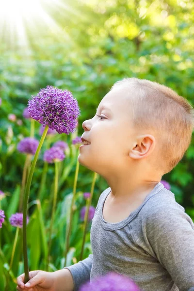 Happy Child Flowers Sniffing Park Nature Travel — Stock Photo, Image