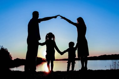 siluet ailesi, babası, annesi ve elinde iki çocuk da dahil olmak üzere