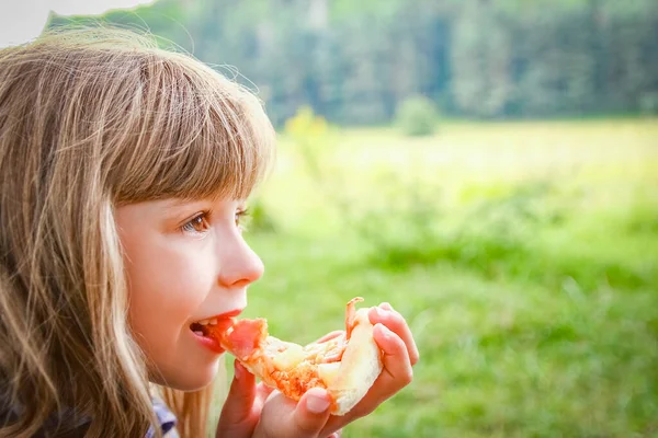 Parkta Çim Doğası Üzerine Bir Lezzetli Pizza Yemek Çocuk — Stok fotoğraf