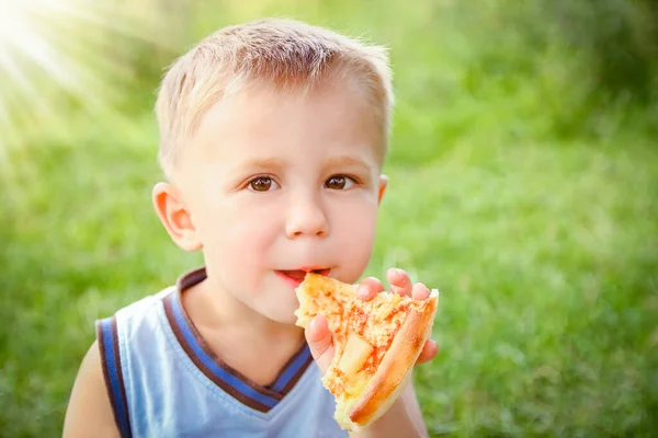 Gyermek Étkezési Finom Pizza Természet Parkban — Stock Fotó