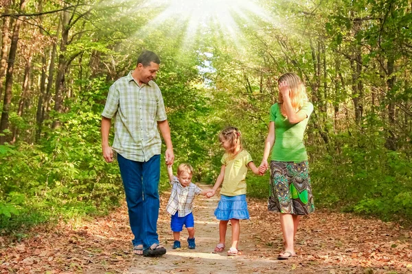 自然で幸せな若い家族 — ストック写真