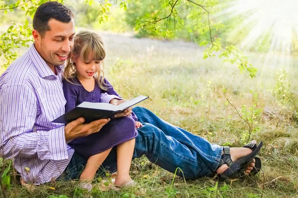 Padre Joven Con Una Pequeña Hija Leyendo Biblia — Foto de Stock