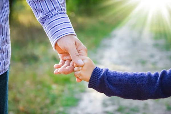 Rodzic Trzymający Dziecko Rękę Szczęśliwym Tłem — Zdjęcie stockowe