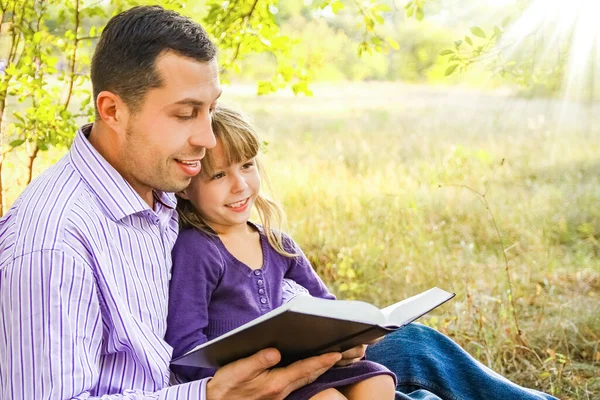 Padre Joven Con Una Pequeña Hija Leyendo Biblia — Foto de Stock