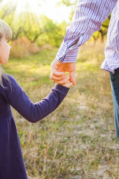 Der Elternteil Hält Die Hand Des Kindes Mit Einem Glücklichen — Stockfoto