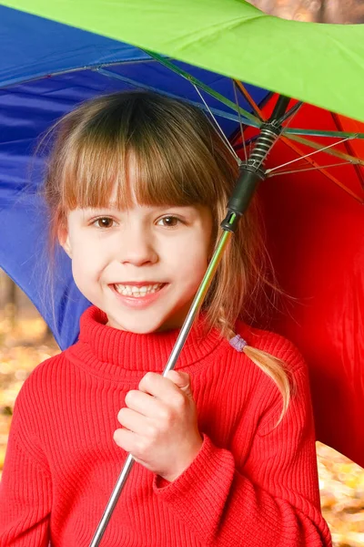 Glad Tjej Med Paraply Utomhus Weekendparken — Stockfoto